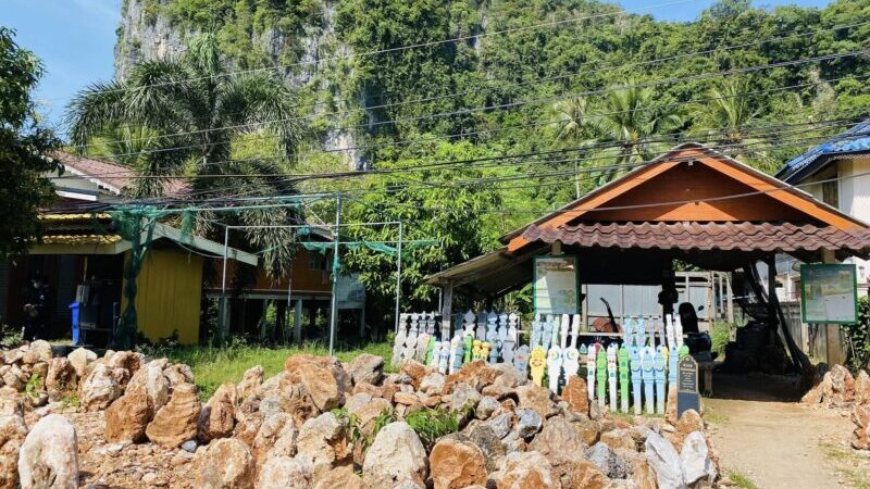 เปิดตำนาน “บาตูแนแซ” บ้านเนียง: จากก้อนหินริมทาง สู่ศิลปะปูนปั้นเตือนสติหลังความตาย