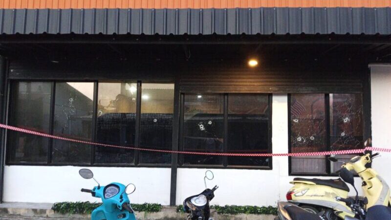 ถล่มบ้านพักกลางเมืองสุไหงโก-ลก หนุ่มวัย 30 เจ็บสาหัส