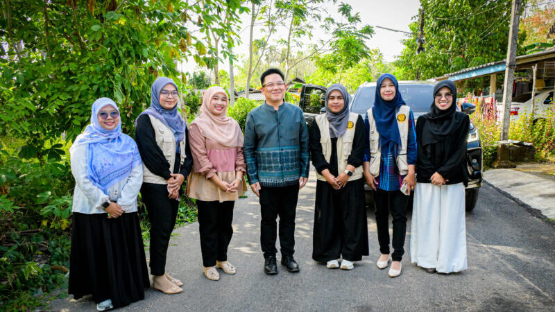 เลขาฯ ศอ.บต. รุดยะหา ช่วยครอบครัวสุดรันทด พ่อ-ลูกพิการ-น้องชาย ซุกกระต๊อบใกล้พังนานกว่า 10 ปี