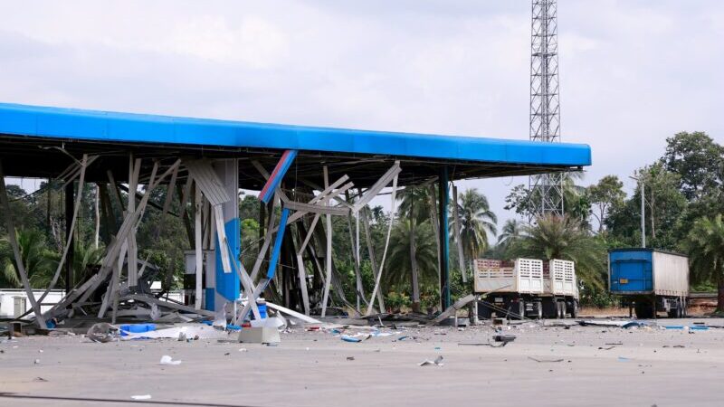 เคอร์ฟิวนราธิวาส – ศึก 11 จุดปั๊มน้ำมัน: “ล็อคพื้นที่” หรือ “ล็อคฐานเสียง” ในห้วงชิงอำนาจรัฐ?