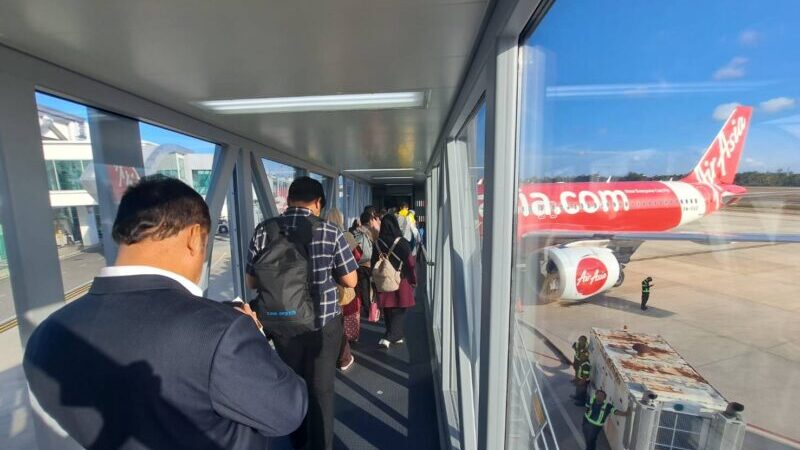 ‘ทวี ’ นั่งชั้นประหยัด-กินมื้อดึกแดนเสือโคร่งมลายู ลุยแก้ปม ‘เวิร์กเพอร์มิต’ เครือข่ายต้มยำกุ้ง