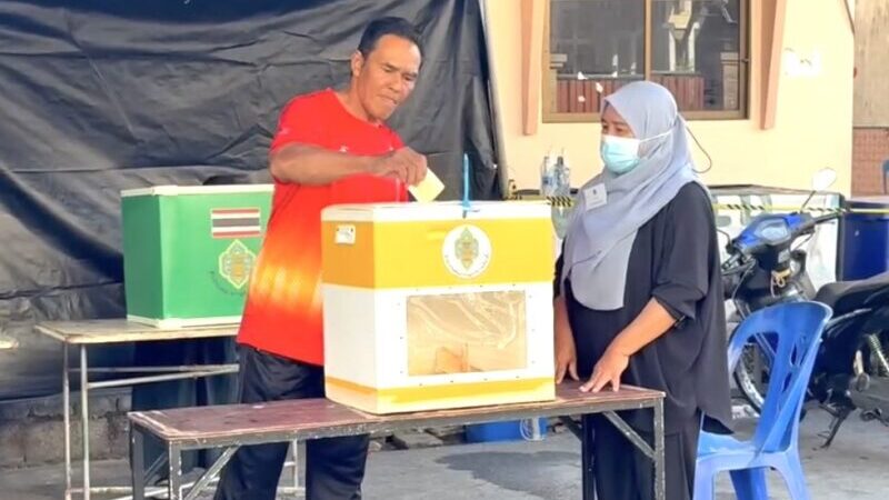 พบพิรุธหน่วยเลือกตั้งปัตตานี! จนท.ส่อชี้นำ “ไม่ต้องลงประชามติ” อ้างเร่งระบายคิวทั้งที่คนน้อย ทำคนชรา งง !