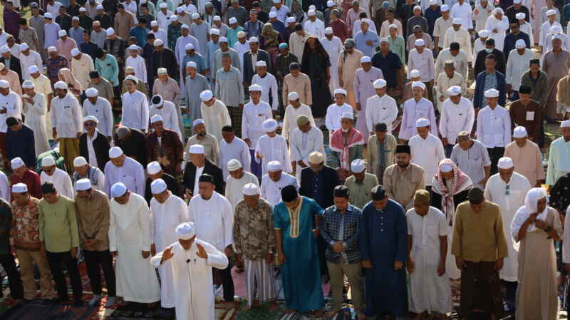 หลายพันชีวิตร่วมละหมาดฮายัต ขอพรตัดพ้อ “การเมือง” ทำสังคมพัง