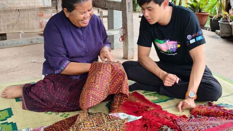 ‘บ้านหนองช้าง’ กาฬสินธุ์ ถอดรหัส ‘ผ้าไหมแพรวา’ จากมรดกบรรพบุรุษ 