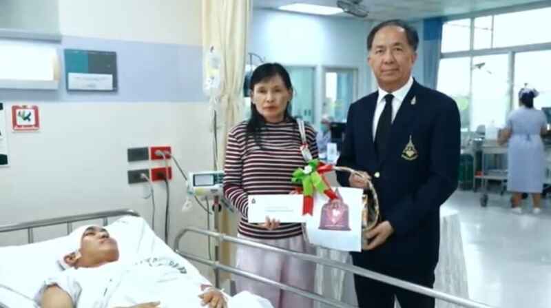 กรมสมเด็จพระเทพฯโปรดเกล้าฯมูลนิธิสายใจไทยเชิญกระเช้าพระราชทานเยี่ยม2ตร.เจ็บเหตุไฟใต้