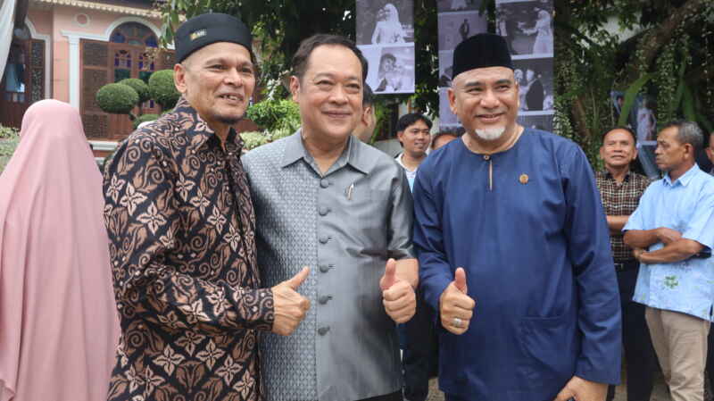 ‘ทวี’ นำทีมประชาชาติร่วมยินดีงานวาลีมะห์ลูกชาย ‘กมลศักดิ์’ มวลชนนับหมื่นแห่ให้กำลังใจ 6 เดือนคดีลอบยิง