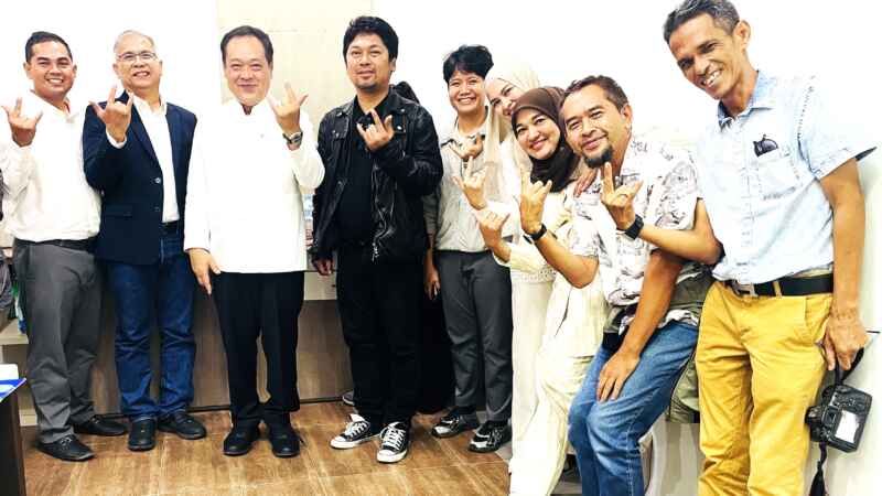 ‘พ.ต.อ.ทวี สอดส่อง’ รุดให้กำลังใจ ‘เสก โลโซ’ ทัวร์คอนเสิร์ตแดนใต้ ชื่นมื่นร่วมโต๊ะอาหาร-แฟนคลับแห่ขอลายเซ็นคึกคัก